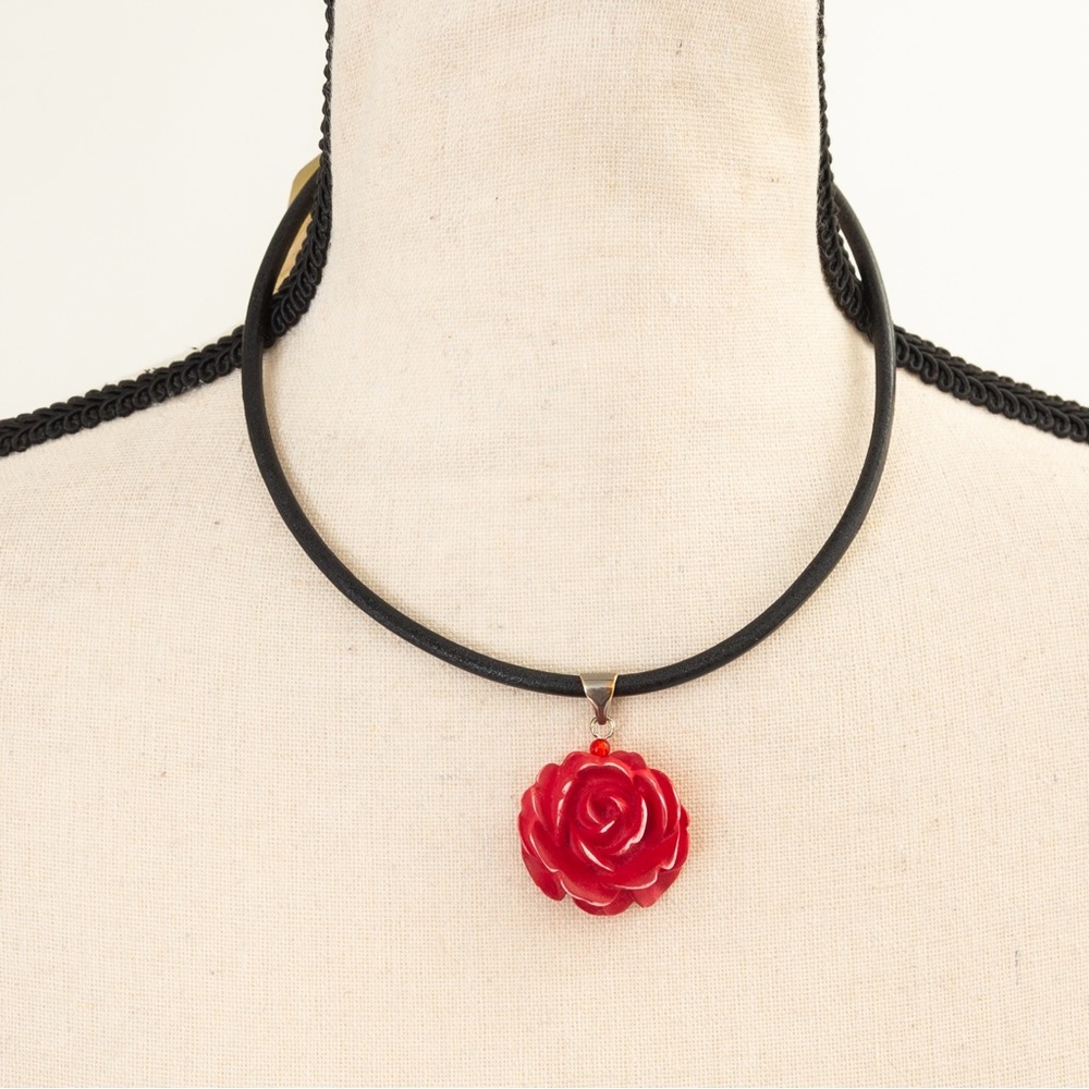 3D sculpted rose pendant on cord style choker necklace 16.5” spring fashion 90s